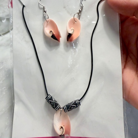 Seashell earrings and necklace set. - Picture 1 of 1